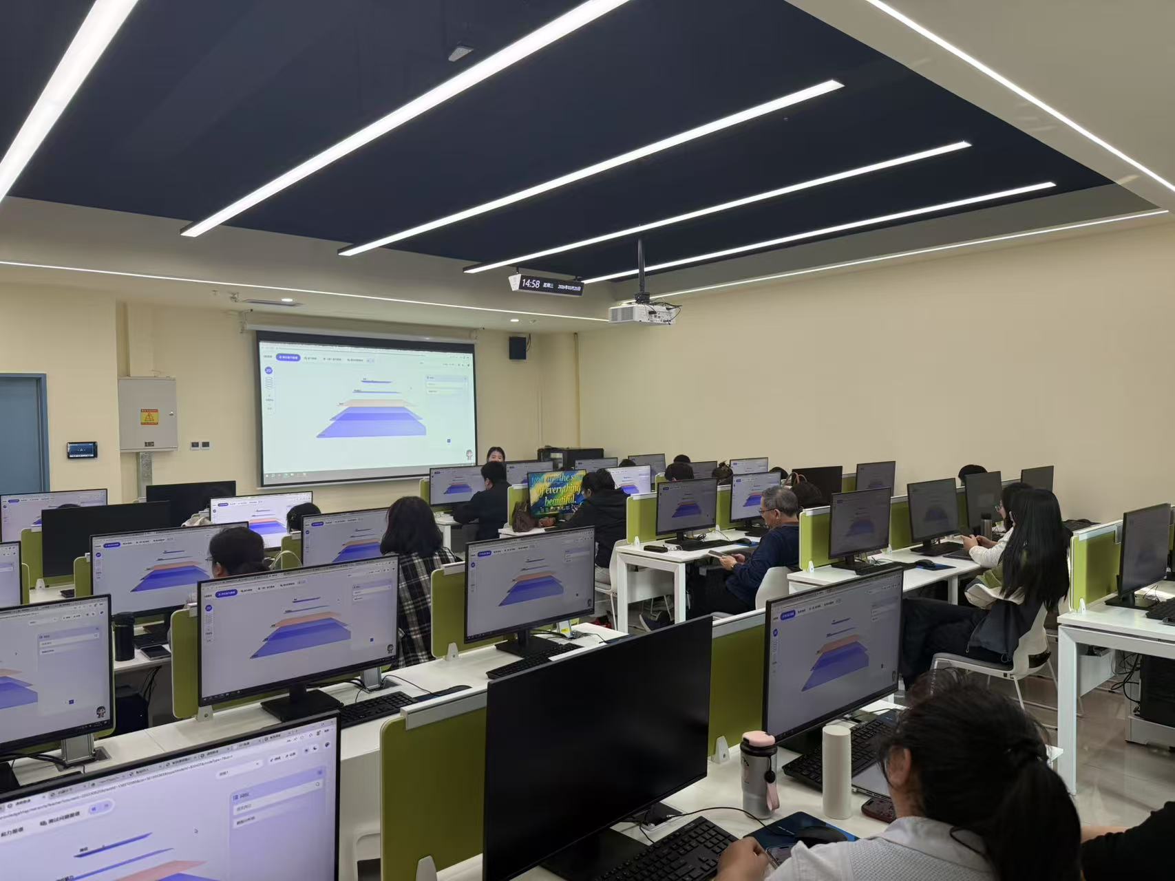 學(xué)校舉辦數(shù)智賦能教學(xué)實(shí)操工作坊